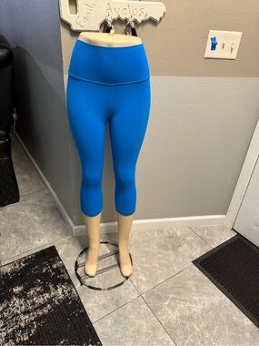 lululemon leggings aling Vibrant Electric Blue High-Waist Capri Leggings crop